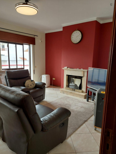 Bright Double Bedroom close to Santana - Cartaxo Train Station