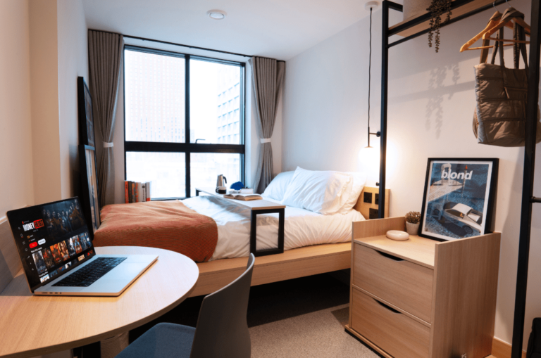  Essential Extra  -  House Of Social  - Gallery -  2