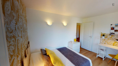 Great double bedroom with balcony in a 4-Bedroom apartment, close to Nanterre-Préfecture train station