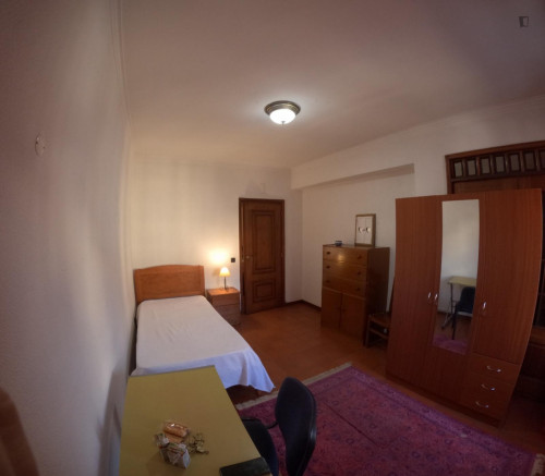Sunny single bedroom in a 3-bedroom flat