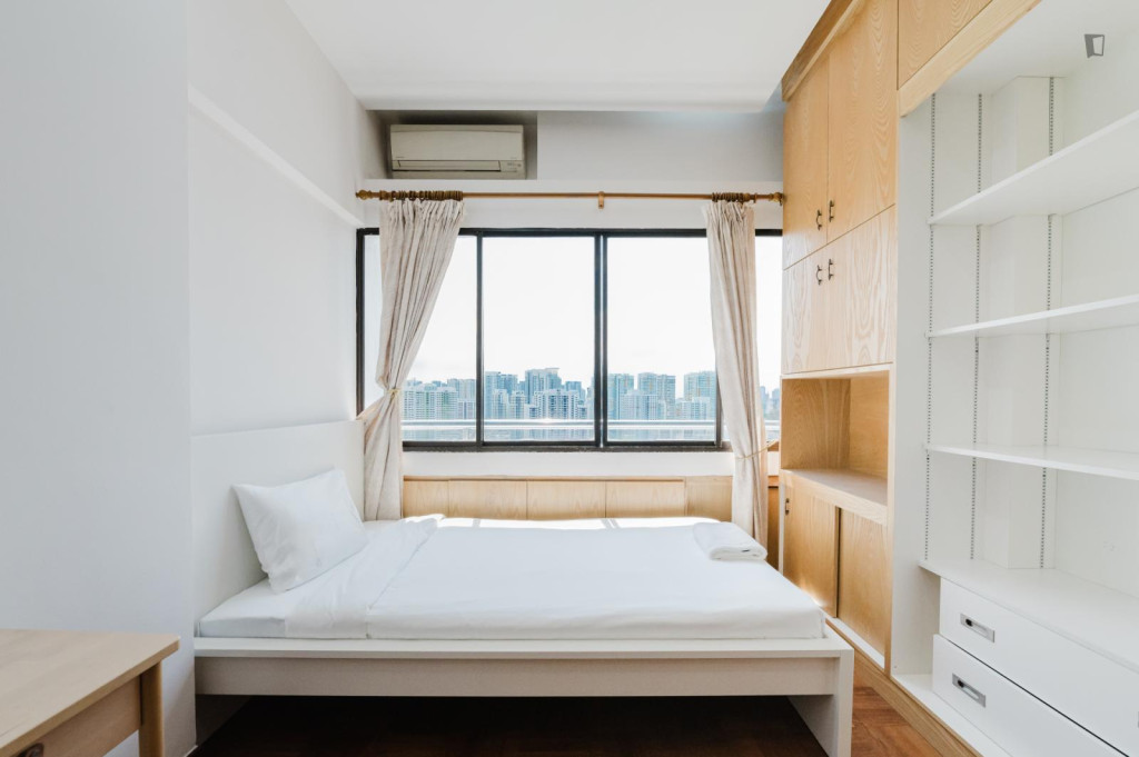 Luminous double bedroom in Bukit Merah
