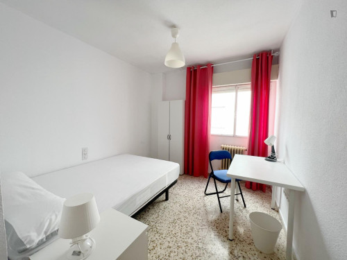Snug double bedroom near Parque Federico García Lorca
