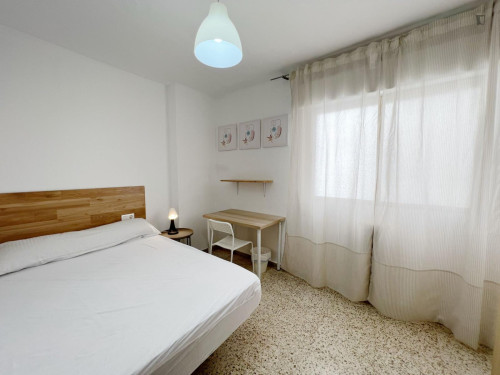 Alluring single bedroom in Figares