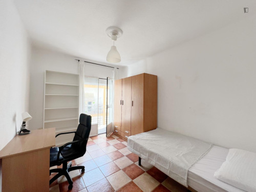 Snug single bedroom with a balcony, in Los Cármenes