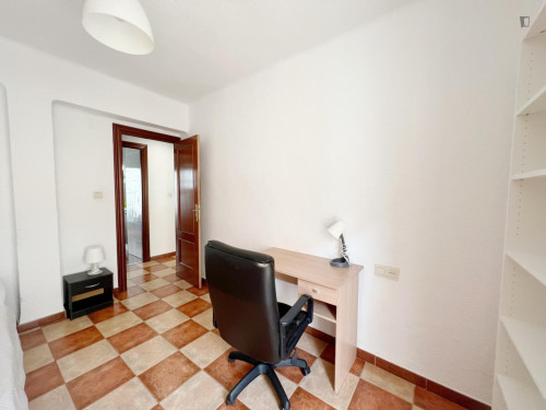 Snug single bedroom with a balcony, in Los Cármenes