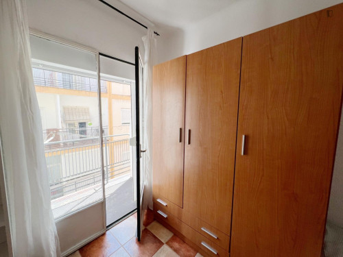 Snug single bedroom with a balcony, in Los Cármenes
