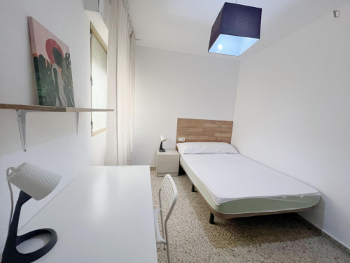 Single bedroom in a student flat, in Figares