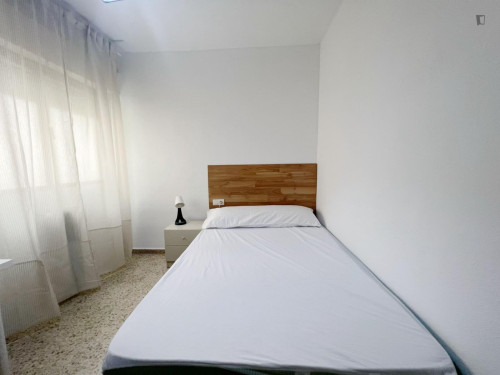 Single bedroom in a student flat, in Figares