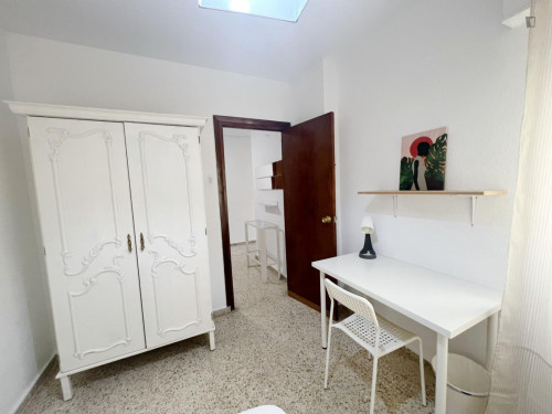 Single bedroom in a student flat, in Figares
