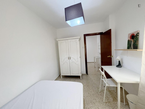 Single bedroom in a student flat, in Figares