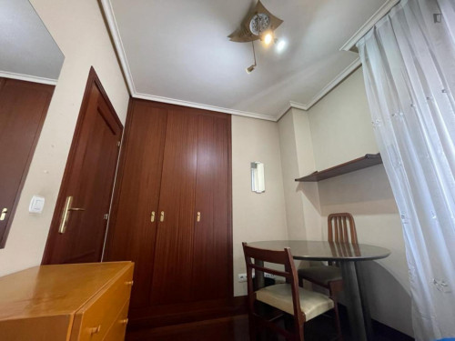 Double bedroom in 3-bedroom apartment - Gallery - 2