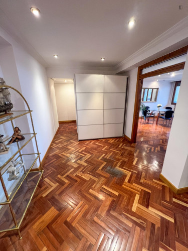 Big 4-bedroom apartment in Ensanche/Zabalgunea