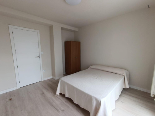 Homely double bedroom in Ermitagaña-Mendebaldea