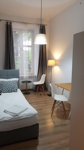 Homely single bedroom in central Stradom