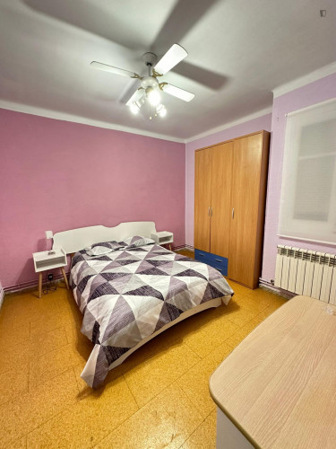 Appealing double bedroom in Bajo