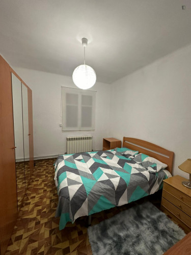 Colourful double bedroom in Bajo