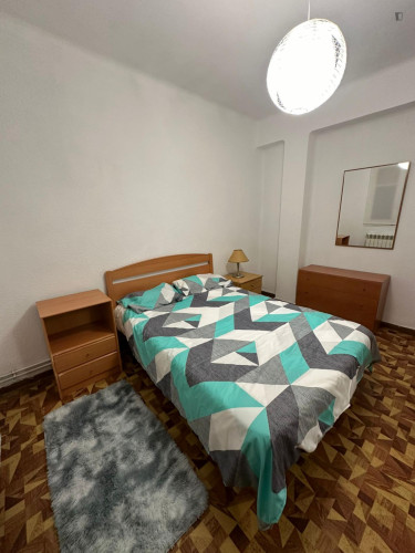 Colourful double bedroom in Bajo