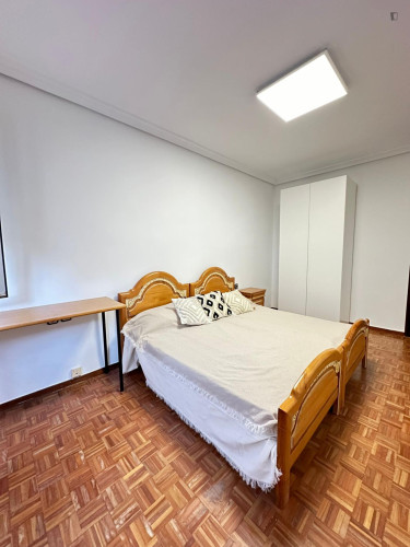 Inviting double bedroom near Parque del Ebro
