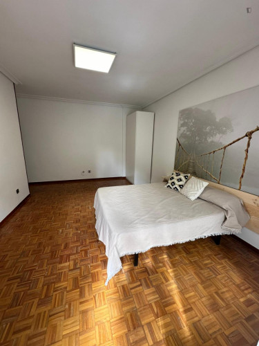 Double bedroom with a balcony, near Parque del Ebro