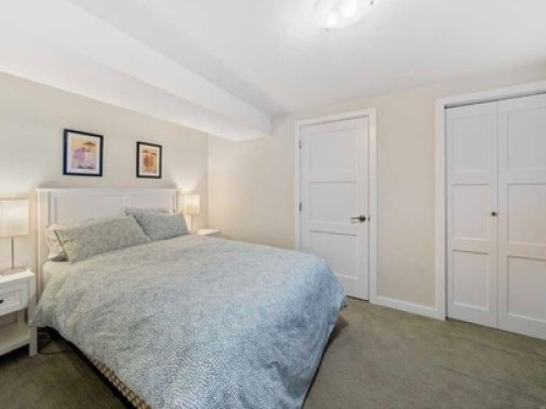 8 Mins Walk to UVIC - Gallery - 8