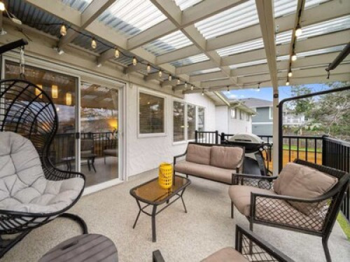 8 Mins Walk to UVIC - Gallery - 7