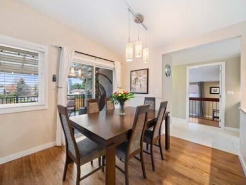 8 Mins Walk to UVIC - Gallery - 5
