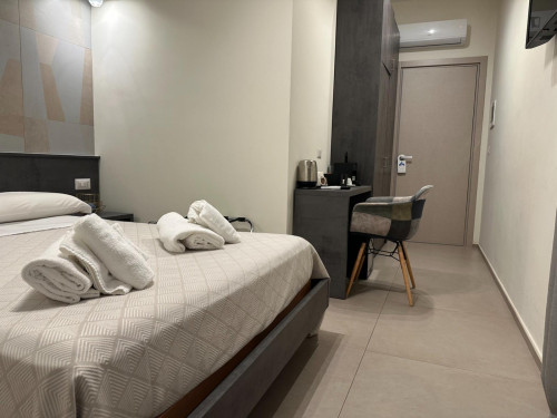 Inviting double ensuite bedroom in Palese