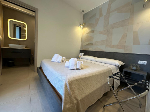 Inviting double ensuite bedroom in Palese