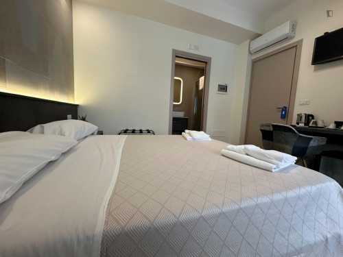 Very cosy double ensuite bedroom near the Palese train station