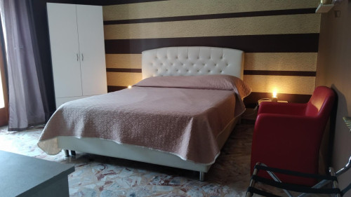 Welcoming double ensuite bedroom in Quartiere Umbertino