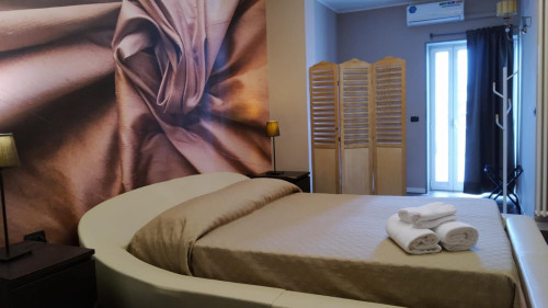 Cosy double ensuite bedroom in Quartiere Umbertino