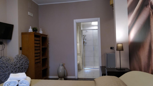 Cosy double ensuite bedroom in Quartiere Umbertino
