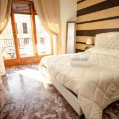 Sunny double ensuite bedroom in Quartiere Umbertino
