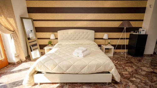 Sunny double ensuite bedroom in Quartiere Umbertino