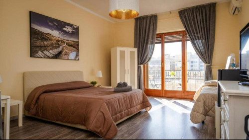 Bright double ensuite bedroom near the Centrale train station