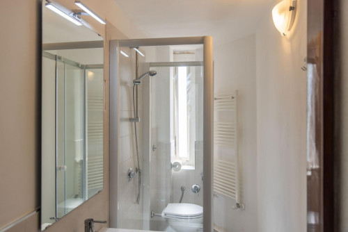 Neat double bedroom in a 3-bedroom flat near Brigata station