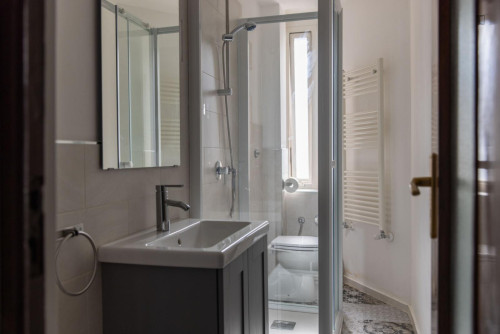 Neat double bedroom in a 3-bedroom flat near Brigata station