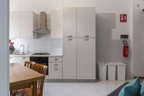 Neat double bedroom in a 3-bedroom flat near Brigata station