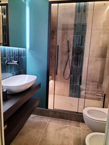 Double ensuite-bedroom in a modern apartment - Gallery - 5
