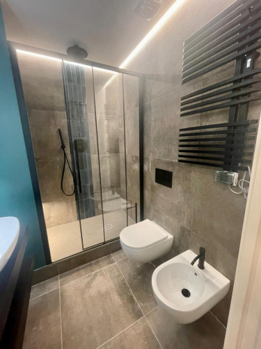 Double ensuite-bedroom in a modern apartment - Gallery - 6