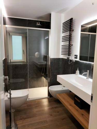 Ample double bedroom with private bathroom in a modern apartment - Gallery - 12