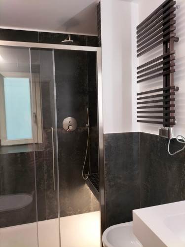 Ample double bedroom with private bathroom in a modern apartment - Gallery - 13