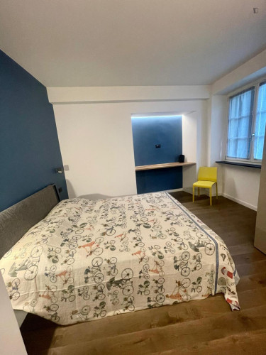 Ample double bedroom with private bathroom in a modern apartment