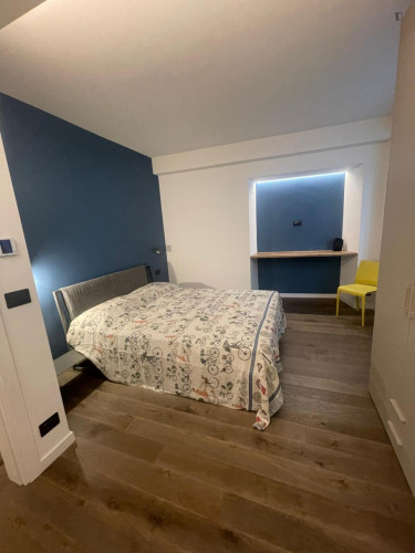 Ample double bedroom with private bathroom in a modern apartment