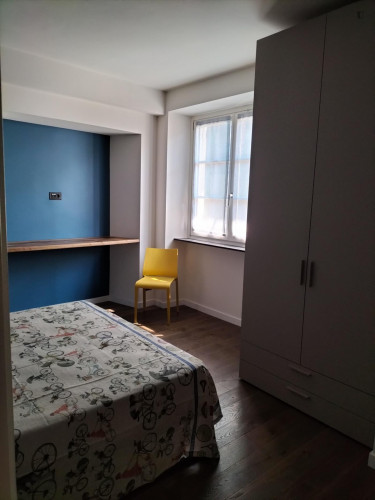 Ample double bedroom with private bathroom in a modern apartment