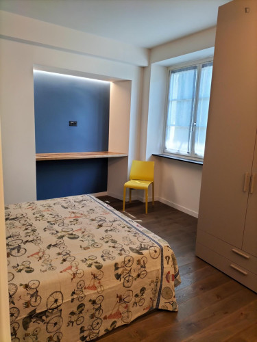 Ample double bedroom with private bathroom in a modern apartment