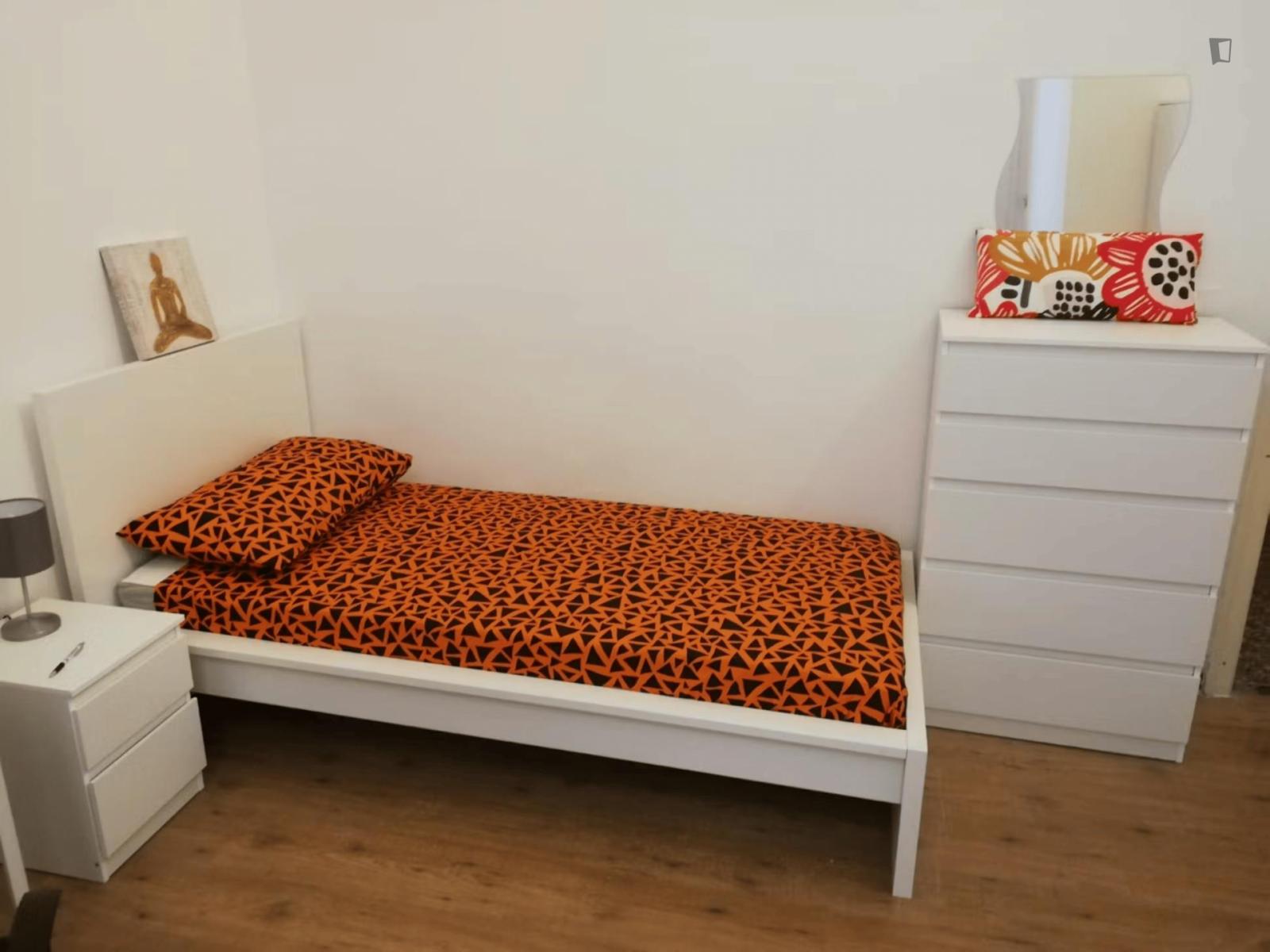 Homely Single Bedroom In The Centre Of Genoa - Homely single bedroom in the centre of Genoa - Gallery - 1