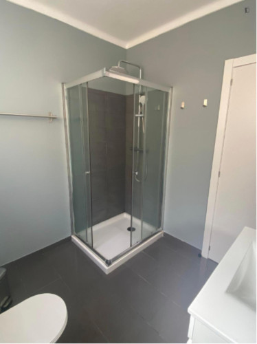 Elegant Double Bedroom close to Luís de Camões Park - Gallery - 11