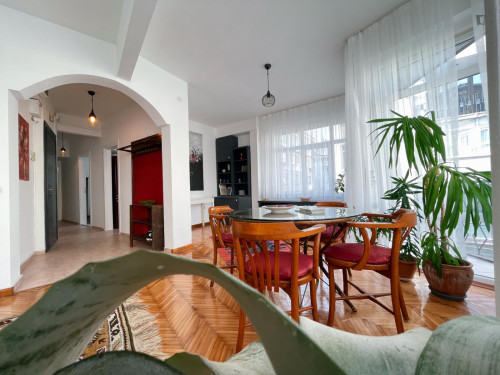 Sunny 2-bedroom apartment in Cihangir