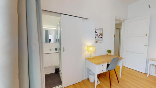 Charming ensuite-bedroom near Saint Jean train station